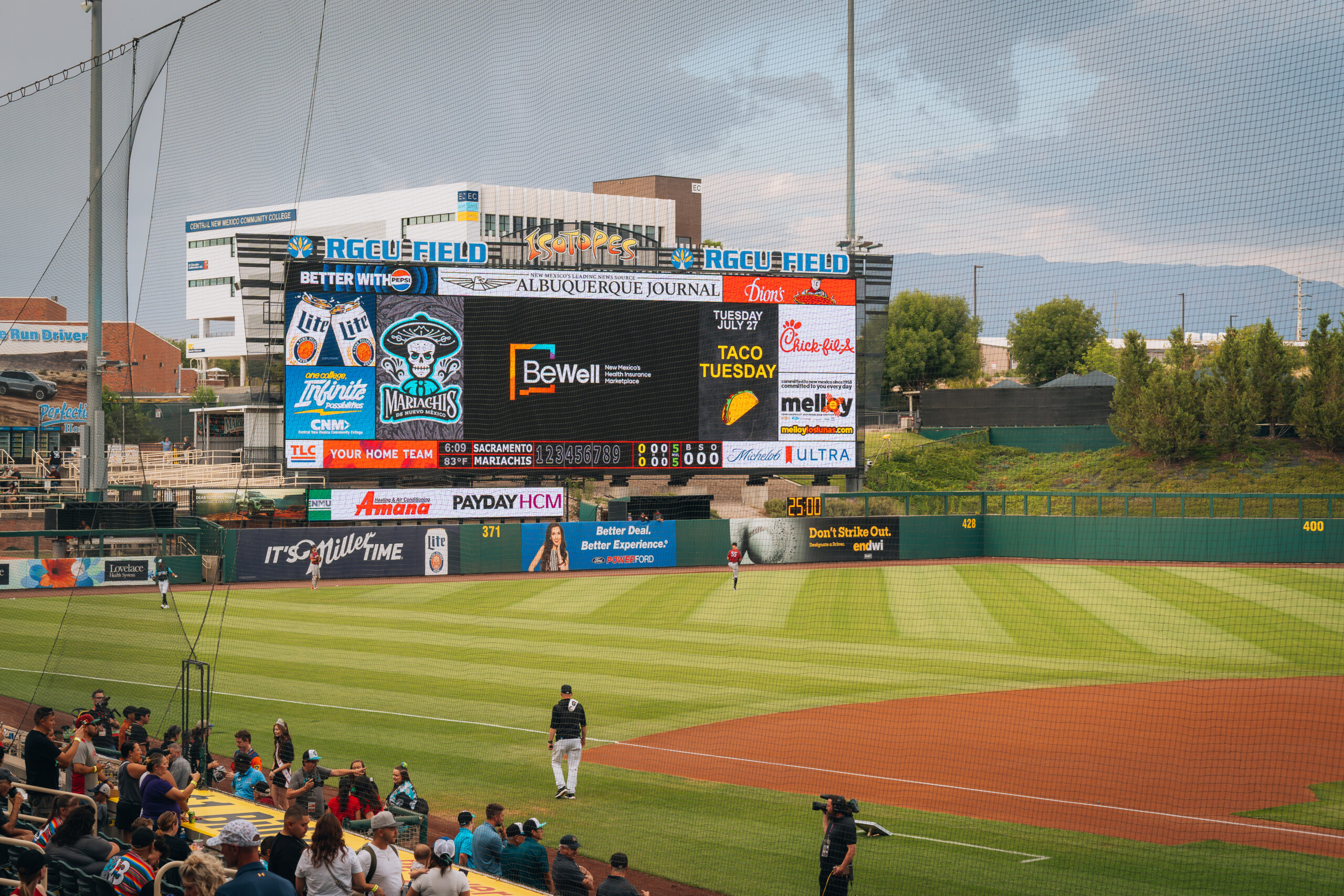 Isotopes Game, Mariachis de Nuevo Mexico